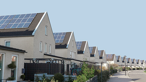 En bostadsområde med solceller på hustak.